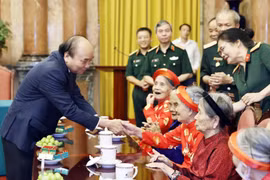 [Photo] Chủ tịch nước gặp mặt đoàn đại biểu Mẹ VNAH, thân nhân liệt sỹ