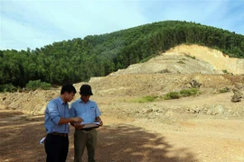 Lãnh đạo Phòng Tài nguyên và Môi trường thị xã Hương Thuỷ kiểm tra khu vực mỏ đất làm vật liệu san lấp ở phường Thuỷ Phương mặc dù hết hạn khai thác nhưng chưa hoàn thành thủ tục đóng cửa mỏ theo quy định. (Ảnh: Đỗ Trưởng/TTXVN)