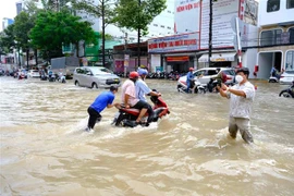 Đường Trần Hưng Đạo, quận Ninh Kiều ngập sâu trong đợt triều cường đầu tháng 10/2022. (Ảnh: Thanh Liêm/TTXVN)