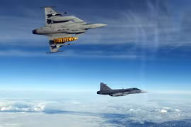 Hai máy bay chiến đấu Gripen của Séc bay qua bờ biển Iceland trong khi thực hiện nhiệm vụ. (Nguồn: NATO)