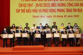 Lãnh đạo tỉnh Thanh Hóa tặng bằng khen cho các tập thể, cá nhân kiểu mẫu. (Ảnh: Trịnh Duy Hưng/TTXVN)