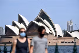 Người dân đeo khẩu trang phòng dịch COVID-19 tại Sydney, Australia. (Ảnh: AFP/TTXVN)