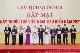 Chủ tịch Quốc hội Vương Đình Huệ tặng quà lưu niệm cho thầy thuốc trẻ Việt Nam tiêu biểu năm 2021. (Ảnh: Doãn Tấn/TTXVN)