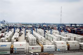 Container chứa hàng hóa tại Tân Cảng Cát Lái. (Ảnh: Hồng Đạt/TTXVN)