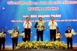 Trao bằng khen, biểu trưng và hoa cho các cán bộ quản lý, nhà giáo tiêu biểu được vinh danh giải thưởng Trần Đại Nghĩa lần thứ I năm 2022. (Ảnh: Thanh Vũ/TTXVN)