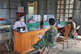 Người nghèo vay vốn chính sách tại Điểm Giao dịch xã Chế Tạo, huyện Mù Cang Chải, Yên Bái. (Ảnh: Tiến Khánh - TTXVN)