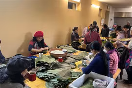 Các phật tử tập trung gói bánh chưng tại Chùa Phổ Đà ở thủ đô Berlin, CHLB Đức. (Ảnh: Mạnh Hùng/TTXVN)
