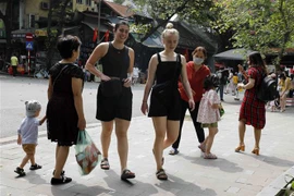 Du khách nước ngoài tham quan Hà Nội ngày nắng đẹp. (Ảnh: Trần Việt/TTXVN)