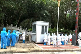 Lực lượng chức năng tại Cửa khẩu Quốc tế Thanh Thủy tiếp nhận công dân do Trung Quốc trao trả. (Ảnh: Minh Tâm/TTXVN)