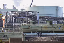 Một cơ sở khai thác dầu của tập đoàn Chevron tại El Segundo, California, Mỹ. (Ảnh: AFP/TTXVN)