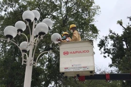 Công ty TNHH Một thành viên Chiếu sáng và Thiết bị đô thị (Hapulico) đảm bảo duy tu, duy trì, vận hành ổn định hệ thống chiếu sáng phục vụ SEA Games 31. (Ảnh: TTXVN phát)