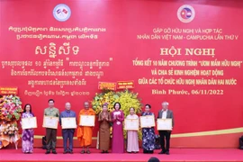 Trao bằng khen của Trung ương Hội Hữu nghị Việt Nam - Campuchia cho 6 tập thể, 10 cá nhân vì có nhiều đóng góp tích cực trong công tác “Ươm mầm Hữu nghị” giai đoạn 2012-2022. (Ảnh: Sỹ Tuyên/TTXVN)