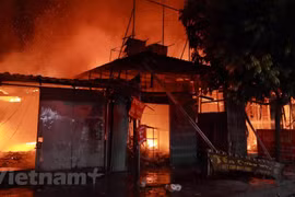 Một số người tham gia dập lửa cho biết khu vực nhà tạm đã xuống cấp, một số hộ có vật liệu dễ bắt lửa, khiến việc dập lửa gặp nhiều khó khăn. (Ảnh: Hoàng Đạt/Vietnam+)