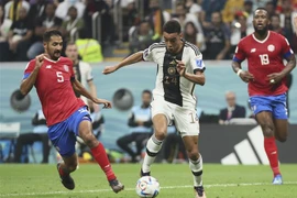 Cầu thủ Đức Jamal Musiala (giữa) đi bóng giữa các cầu thủ đội tuyển Costa Rica. (Ảnh: THX/TTXVN)