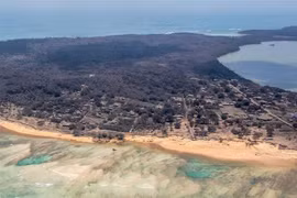 Toàn cảnh đảo chính của Tonga sau vụ núi lửa phun trào ngày 17/1/2022. (Ảnh: THX/TTXVN)