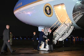 Tổng thống Mỹ Joe Biden (thứ 4, trái) lên máy bay Không lực 1 tại căn cứ không quân Andrews ở Maryland, chuẩn bị khởi hành thăm Trung Đông, ngày 12/7/2022. (Ảnh: AFP/TTXVN)