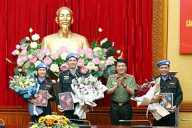 Thượng tướng Lương Tam Quang, Ủy viên Trung ương Đảng, Thứ trưởng Bộ Công an chúc mừng các sĩ quan Công an nhân dân lên đường thực hiện nhiệm vụ gìn giữ hòa bình Liên hợp quốc tại Nam Sudan. (Ảnh: Phạm Kiên/TTXVN)