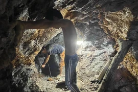 Những phu vàng làm việc trong các hầm đào vàng sâu hun hút tại điểm Nậm Khá, xã Mù Cả, huyện Mường tè, tỉnh Lai Châu. (Ảnh: Nhóm PV TTXVN)