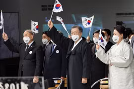 Tổng thống Hàn Quốc Moon Jae-in (thứ 3 trái) tham dự lễ kỷ niệm ở Seoul, ngày 1/3/2022. (Ảnh: YONHAP/TTXVN)
