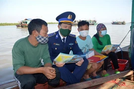 Cảnh sát biển 1 tuyên truyền IUU cho bà con ngư dân Đồ Sơn, Hải Phòng. (Ảnh: TTXVN phát)