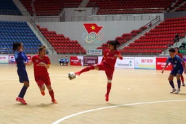 Một tình huống diễn biến trong trận đấu giữa Futsal Hà Nôi và Thái Sơn Nam. (Ảnh: Đại Nghĩa/TTXVN)