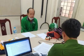 Đối tượng Nguyễn Văn Phong tại cơ quan công an. (Ảnh: TTXVN phát)