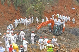 Lực lượng cứu hộ tìm kiếm tại hiện trường vụ rơi máy bay Boeing 737-800 ở thành phố Ngô Châu, tỉnh Quảng Tây, Trung Quốc, ngày 26/3/2022. (Ảnh: THX/TTXVN)