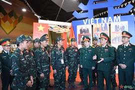  Thượng tướng Ngô Minh Tiến thăm hỏi, động viên Đội tuyển Xe tăng. (Nguồn: qdnd.vn)