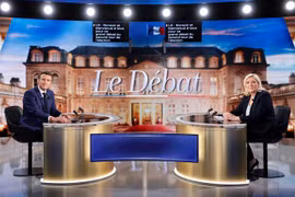 Hai ứng viên tranh cử Tổng thống Pháp vòng 2: đương kim Tổng thống Emmanuel Macron (trái) và đại diện đảng Tập hợp quốc gia, bà Marine Le Pen trong cuộc tranh luận trực tiếp trên truyền hình ngày 20/4/2022. (Ảnh: AFP/TTXVN)
