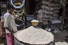 Người dân mua bột mì tại một khu chợ ở N'djamena, CH Chad, ngày 8/4/2021. (Ảnh: AFP/TTXVN)