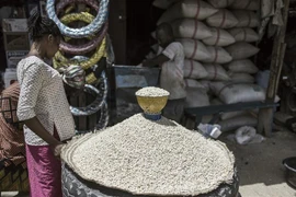 Người dân mua bột mì tại một khu chợ ở N'djamena, CH Chad, ngày 8/4/2021. (Ảnh: AFP/TTXVN)