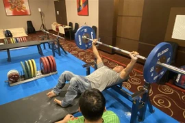 Đô cử Lê Văn Công chăm chỉ tập luyện, hướng tới tái lập thành tích huy chương vàng tại 5 kỳ ASEAN Para Games trước. (Ảnh: Hữu Chiến/TTXVN)