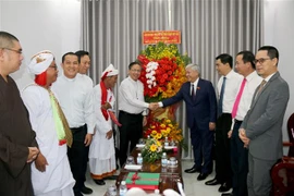 Ông Đỗ Văn Chiến chúc mừng Giám mục Giuse Đỗ Mạnh Hùng và Tòa Giám mục Giáo phận Phan Thiết. (Ảnh: Nguyễn Thanh/TTXVN)
