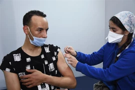 Nhân viên y tế tiêm vaccine phòng COVID-19 cho người dân tại Sale, Maroc ngày 6/1/2022. (Ảnh: THX/TTXVN)