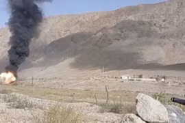 Khói bốc lên tại khu vực biên giới Tajikistan và Kyrgyzstan. (Nguồn: Reuters)