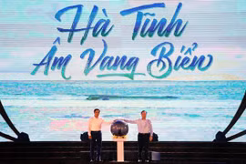 Ông Hoàng Trung Dũng, Bí thư Tỉnh ủy Hà Tĩnh và Chủ tịch UBND tỉnh Hà Tĩnh Võ Trọng Hải bấm nút khai hội. (Ảnh: Công Tường/TTXVN)