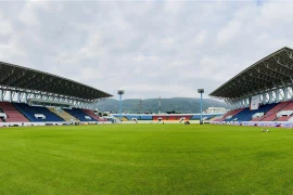 Khán đài sân vận động Cẩm Phả được đầu tư nâng cấp từ 8.000 lên 16.000 chỗ phục vụ SEA Games 31. (Ảnh: Thanh Vân/TTXVN)