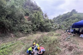 Lực lượng cứu hộ làm nhiệm vụ tại hiện trường vụ rơi máy bay của hãng hàng không China Eastern Airlines tại khu tự trị dân tộc Choang Quảng Tây, Trung Quốc, ngày 22/3/2022. (Ảnh: THX/TTXVN)