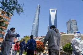 Người dân xếp hàng chờ xét nghiệm COVID-19 tại Thượng Hải, Trung Quốc, ngày 4/4/2022. (Ảnh: THX/TTXVN)