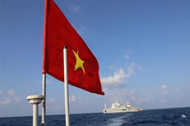 Tàu Trường Sa 571 – Lữ đoàn vận tải, đổ bộ 955 đưa cán bộ, chiến sỹ ra thăm quần đảo Trường Sa. (Ảnh: TTXVN)