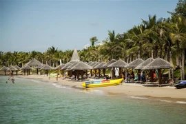Bãi biển Hòn Tằm Nha Trang hoang sơ, trong vắt cùng sóng biển quanh năm luôn lặng yên. (Ảnh: Hồng Đạt/TTXVN)