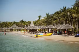 Bãi biển Hòn Tằm Nha Trang hoang sơ, trong vắt cùng sóng biển quanh năm luôn lặng yên. (Ảnh: Hồng Đạt/TTXVN)