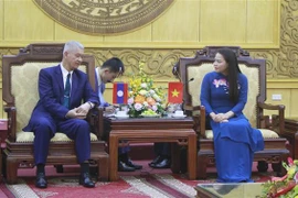 Ông Anouphap Tounalom - Bí thư Trung ương Đảng Nhân dân Cách mạng Lào, Bí thư Thành ủy, Chủ tịch HĐND thủ đô Vientiane với lãnh đạo tỉnh Ninh Bình. (Ảnh: Hải Yến/TTXVN)