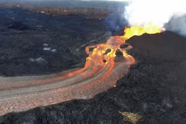 Núi lửa KiLauea trên quần đảo Hawaii phun trào dung nham ngày 11/6/2018. (Ảnh: AFP/TTXVN)