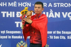 VĐV Lý Hoàng Nam (Việt Nam) nhận HCV nội dung đơn nam môn Quần vợt SEA Games 31. (Ảnh: Thế Duyệt/TTXVN)