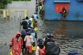 Mưa lớn do ảnh hưởng của bão Ana, gây ngập lụt tại nhiều khu vực ở Antananarivo, Madagascar, ngày 24/1/2022. (Ảnh: AFP/TTXVN)