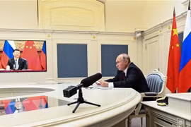 Tổng thống Nga Vladimir Putin tại cuộc họp trực tuyến với Chủ tịch Trung Quốc Tập Cận Bình ngày 28/6/2021. (Ảnh: AFP/TTXVN)