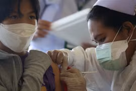 Nhân viên y tế tiêm vaccine ngừa COVID-19 cho người dân tại Pattani, Thái Lan. (Ảnh: AFP/TTXVN)