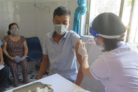 Lực lượng y tế tỉnh Kon Tum tiêm vaccine ngừa COVID-19 cho người dân. (Ảnh: Dư Toán/TTXVN)