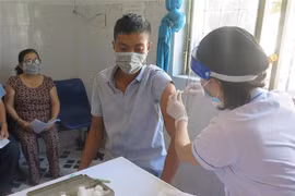 Lực lượng y tế tỉnh Kon Tum tiêm vaccine ngừa COVID-19 cho người dân. (Ảnh: Dư Toán/TTXVN)